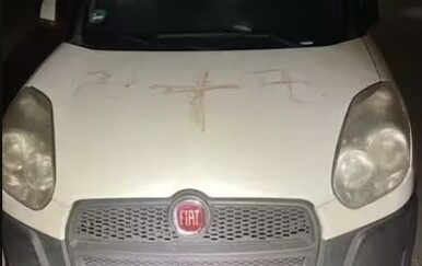 Auto umrljan krvlju sa svastikom