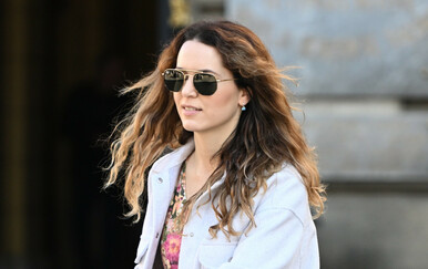 Ulična moda Zagreb u cvjetnoj haljini i gležnjačama od brušene kože