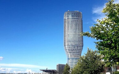 Ćaci opet u akciji, pogledajte kakav je gaf osvanuo na najvišoj zgradi u Srbiji: "Oni stvarno imaju problem s tim slovom"