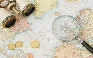 Karta svijeta uz dalekozor i povećalo