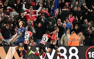 Kakvi majstori! Sunderland pomaknuo reklame na stadionu i uzeo Arsenalu bodove
