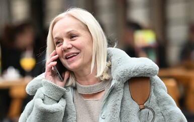 Ksenija Pajić u trapericama i bundi na zagrebačkoj špici 2025.