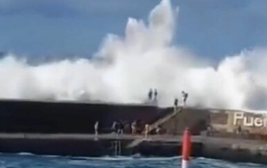 Visoki valovi na rajskim plažama odnijeli dva života: Sve više ozlijeđenih, proglašeno stanje pripravnosti