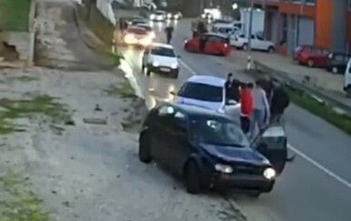 VIDEO Nevjerojatne snimke iz BiH: Nakon sudara izbila tučnjava, muškarac uzeo auto i zaletio se u ljude