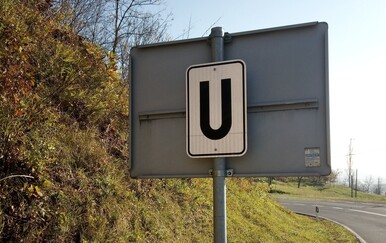 Veliko crno U postavljeno na prometnom znaku: Hrvatske ceste objašnjavaju o čemu se radi