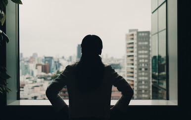 Žena na prozoru; Ilustracija