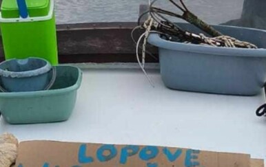 Poruka na brodu u Dalmaciji nasmijala prolaznike – netko ga je jako naljutio