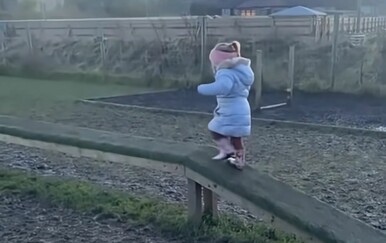 Beba pala kao kruška, a onda joj roditelji pokazali snimku nezgode…