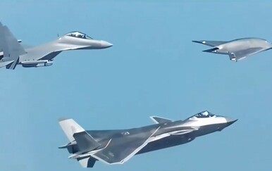 Prvi službeni let "Tajanstvenog zmaja": Kineski misteriozni dron snimljen u pratnji dva borbena zrakoplova