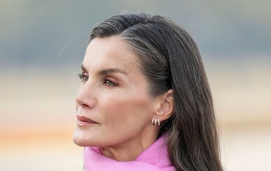 Kraljica Letizia u kaputu ukrašenom cvjetnim uzorkom