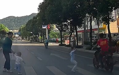 Za dlaku! Nadzorne kamere snimile nevjerojatne trenutke, neki ljudi imaju više sreće nego pameti