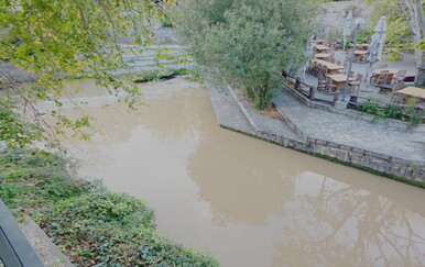 Rijeka Žrnovnica danima je mutna, mještani zabrinuti: "Jad i nevolja, bageri su na izvoru"