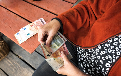 Žena broji novac, ilustracija