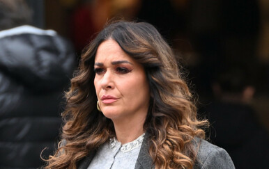 Ulična moda Zagreb u kožnatoj suknji i glamuroznim čizmama