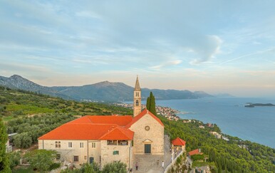 Kao da lebdi iznad mora: Pogledajte predivnu građevinu i vidikovac s kojeg puca pogled na Pelješki kanali i Korčulu