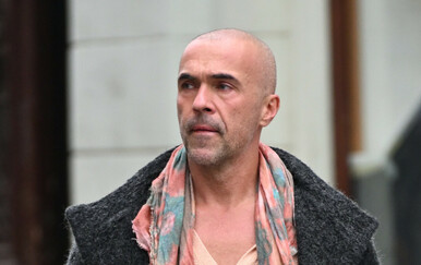 Muška ulična moda Zagreb u nježnoj boji breskve