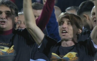 Dalić i Modrić u transu: Pogledajte kako Hrvatska pjeva Thompsonov veliki hit