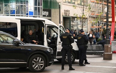 Centar prepun policije, nekolicina ljudi ispred SNV-a pušta Thompsona, došao i nekadašnji glumac koji je želio biti gradonačelnik