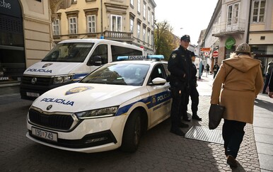 Centar prepun policije, nekolicina ljudi ispred SNV-a pušta Thompsona, došao i nekadašnji glumac koji je želio biti gradonačelnik