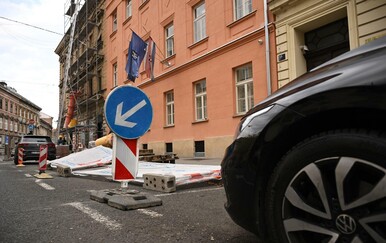 Kaos u centru! Pala fasada, srušila se građevinska ograda...