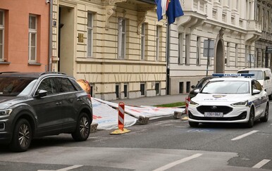 Kaos u centru! Pala fasada, srušila se građevinska ograda...