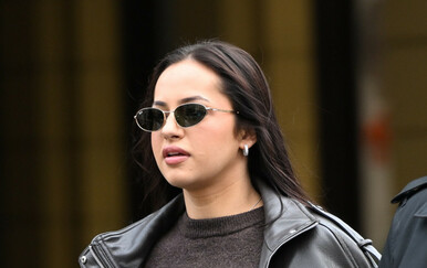 Ulična moda Zagreb u minici i visokim čizmama