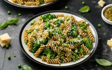 Jednostavno i fino jelo za usred tjedna: Tjestenina s brokulom, graškom i prženim pinjolima