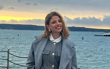 Lejla Filipović u cipelama koje podižu cijelu kombinaciju bez previše napora.