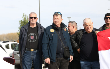 Branitelji spriječil bacanje vijenca u Dunav: "Ja im poručujem da neće proći pored nas"