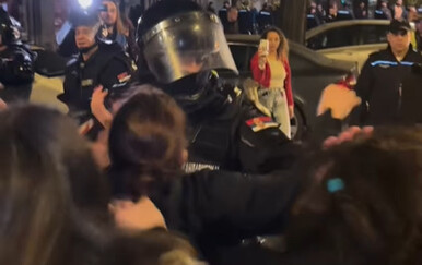 Policija napala prosvjednike u Novom Sadu