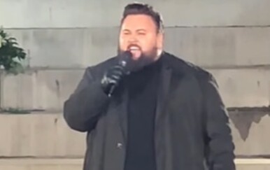 Jacques Houdek ispod Vukovarskog vodotornja - 1