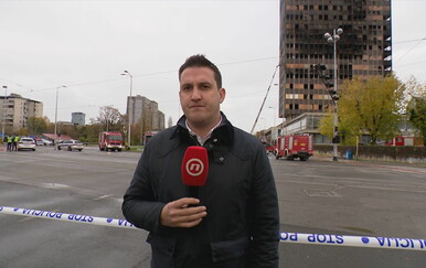 Reporter Domagoj Mikić ispred Vjesnika