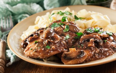 Piletina i šampinjoni u finom umaku od vina: Recept s kojim ćete razmaziti i sebe i svoje goste