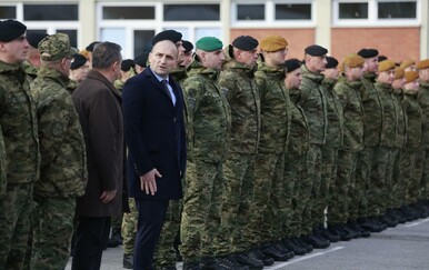 Ministar Anušić s vojnicima koji idu za Kosovo