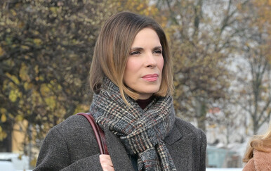 Bojana Gregorić Vejzović u trapericama širokih nogavica i sivom kaputu