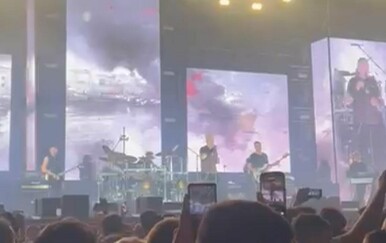 Thompson zaustavio koncert zbog baklje