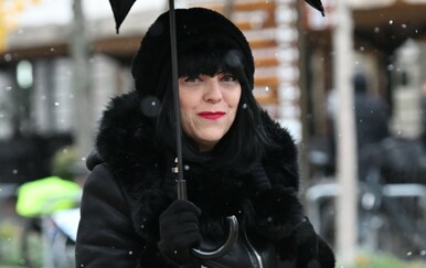 Mirela Holy u Steve Madden Cobra gležnjačama s neobičnim kišobranom 2025.