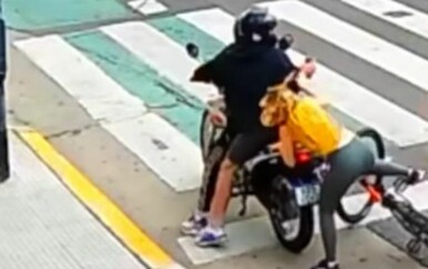 Lopovi zaskočili biciklisticu na semaforu, snimka postala hit zbog njezine reakcija