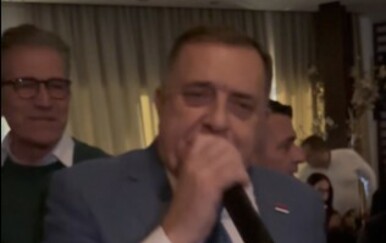 Milorad Dodik pjeva