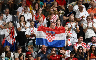 Hrvatskim navijačima uzeli zastavu na ulasku u stadion i natjerali da okrenu dresove naopako