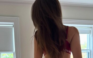 Emily Ratajkowski šokirala Instagram u tangama