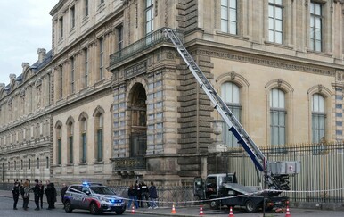 Dizalo kojim su pljačkaši ušli u muzej Louvre