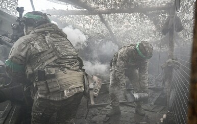 Vojnici Glavnog odjela Nacionalne policije u Zaporiškoj regiji pucaju na ruske položaje u Pokrovsku