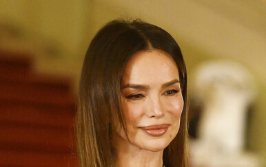 Severina u ekstravagantnoj haljini s perjem brenda Taller Marmo