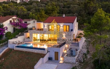 Mediteranska ljepotica na prodaju: Pogledajte kuću s bazenom na čarobnom Malom Ižu