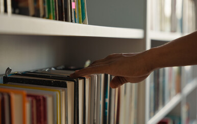 Kako se piše: između ili među