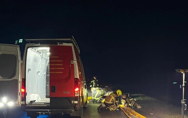 Petrinjski vatrogasci na terenu zbog masne mrlje u Kupi - 2