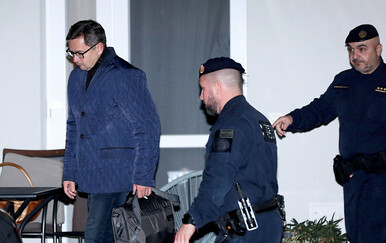 FOTOGALERIJA Pretres Mikulićevog doma trajao više od četiri sata: Pogledajte što su istražitelji oduzeli kad su završili