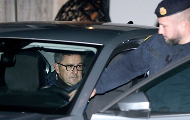 FOTOGALERIJA Pretres Mikulićevog doma trajao više od četiri sata: Pogledajte što su istražitelji oduzeli kad su završili