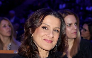 Davorka Dalić u crnom puloveru i sivim hlačama